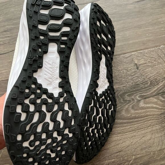 Nike Revolution “”Summit White/Diffused Blue/Light Bone"Running Shoe size 5.5 Y - Picture 6 of 6
